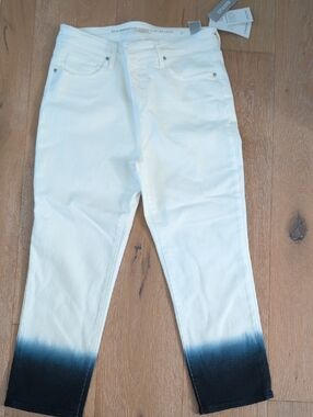 Chico's White Slim Leg Crop Capris